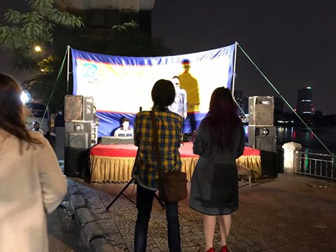  Mỹ Tâm quay xe, lên sân khấu hát cùng người khuyết tật ảnh 1